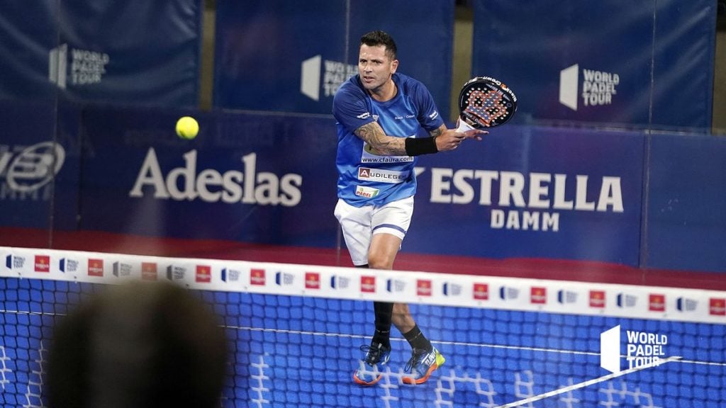 run to the net in padel.